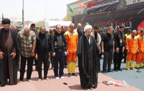 اقامه نماز جماعت ظهر تاسوعا در ستادهای خدمات‌رسانی شهرداری قم