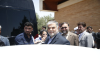 شهردار قم با استقبال خانواده شهدا کار خود را آغاز کرد