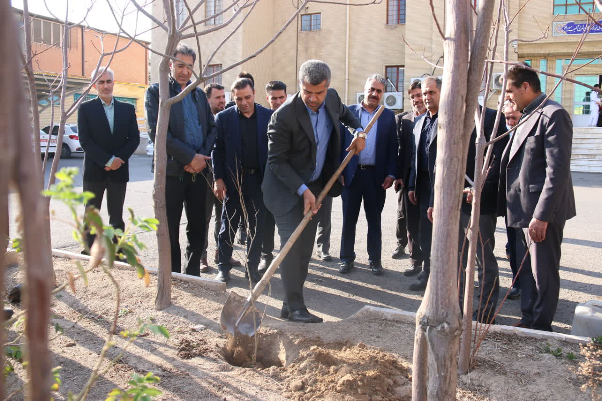 مراسم درختکاری توسط پر افتخارترین ورزشکار المپیکی ایران در قم برگزار شد