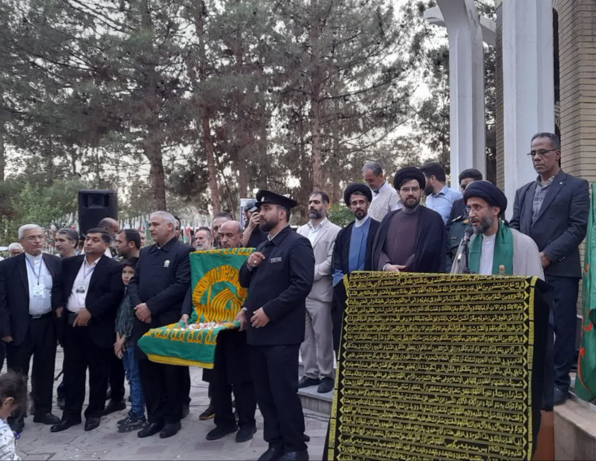 مراسم غبارروبی و گل‌افشانی گلزار شهدای مدافع حرم در قم برگزار شد