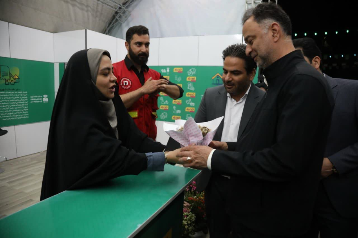 بازدید معاون وزیر آموزش و پرورش از غرفه سازمان فناوری اطلاعات و ارتباطات شهرداری قم در شادواره شادی 