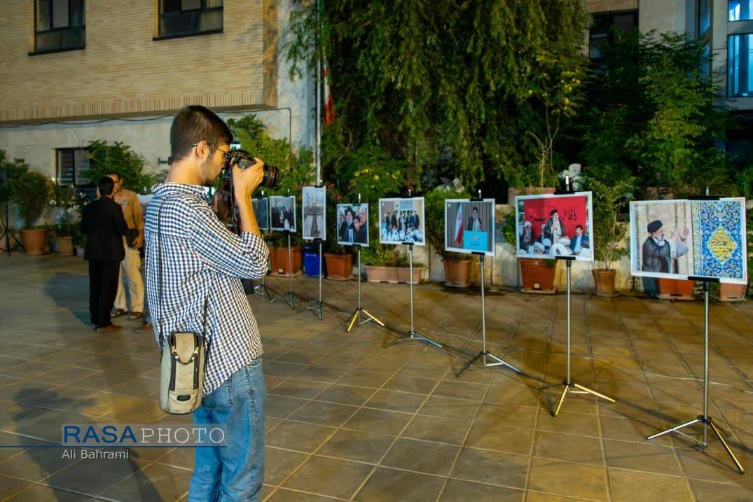 نمایشگاه عکس «رئیس‌جمهور شهید» در قم برپا شد