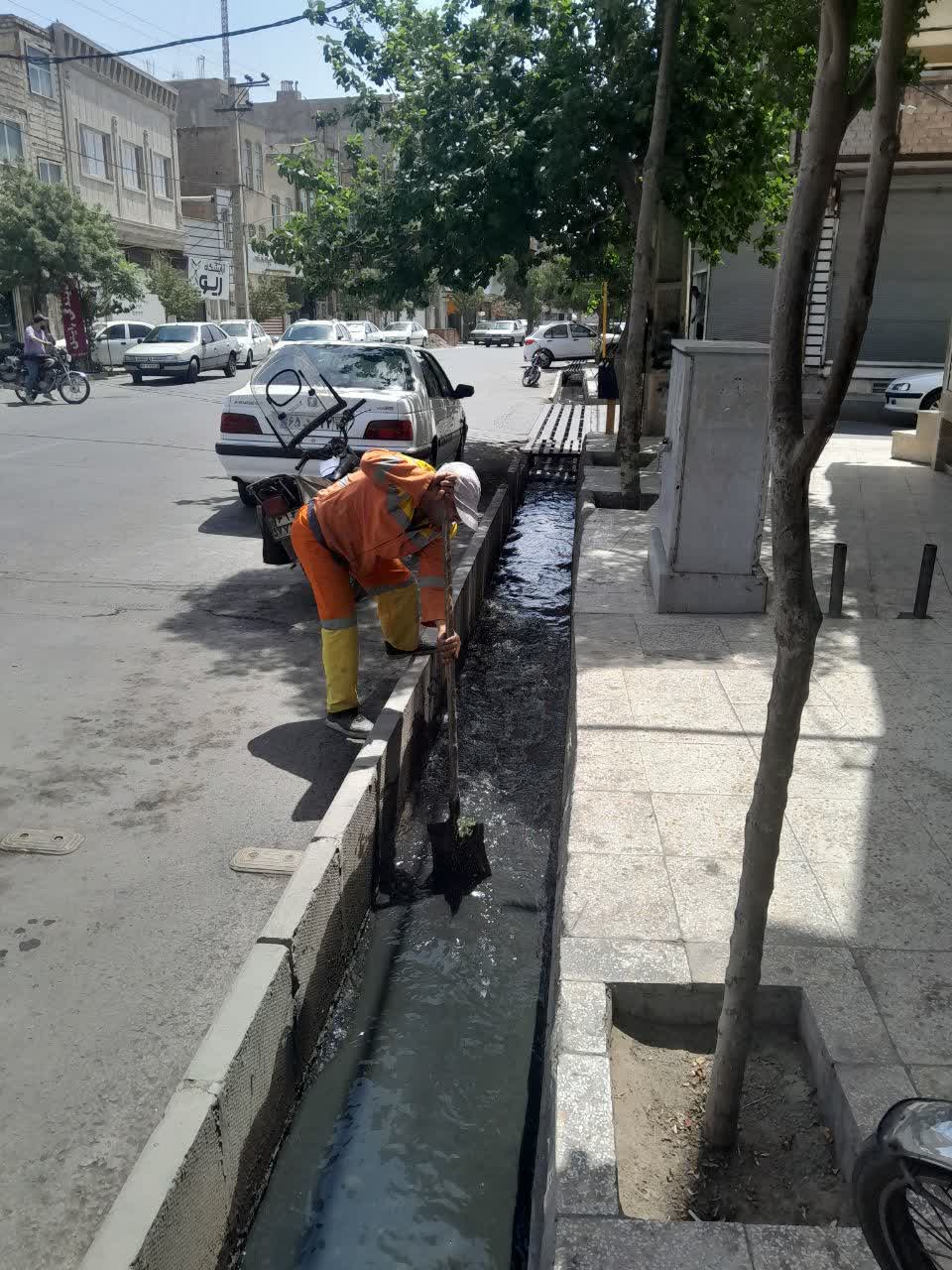 پاکسازی و گند زدایی انهار جمع‌آوری آب‌های سطحی معابر منطقه 2
